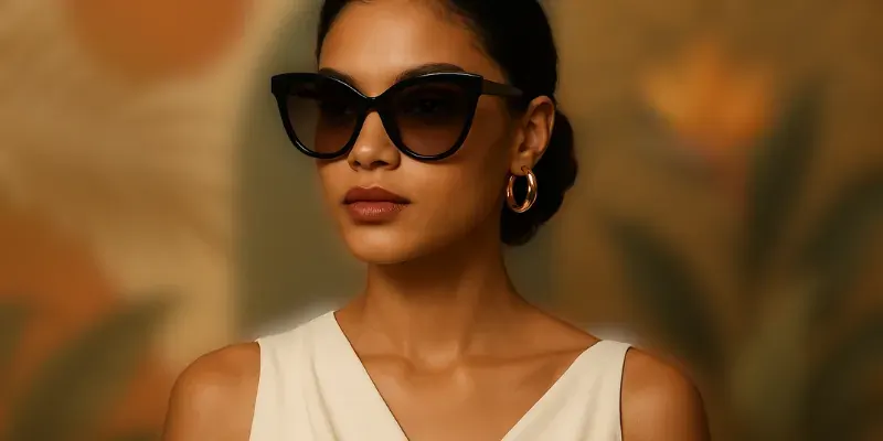 A imagem mostra uma mulher com um fundo de moda desfocado atrás dela.